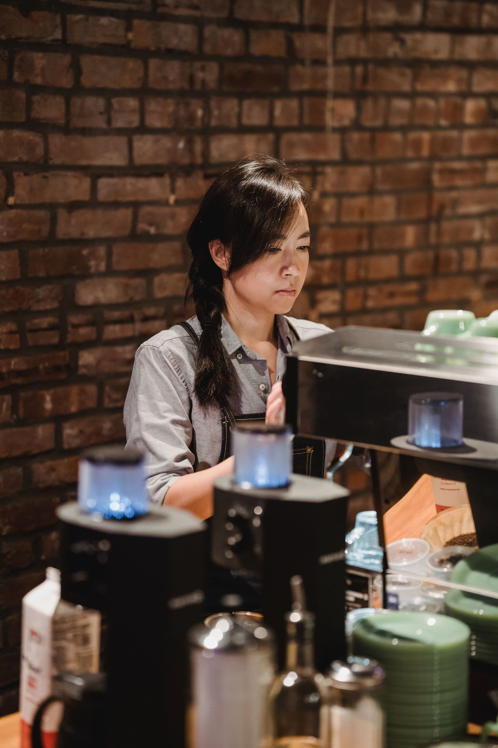 Barista preparing coffee in a cafe
